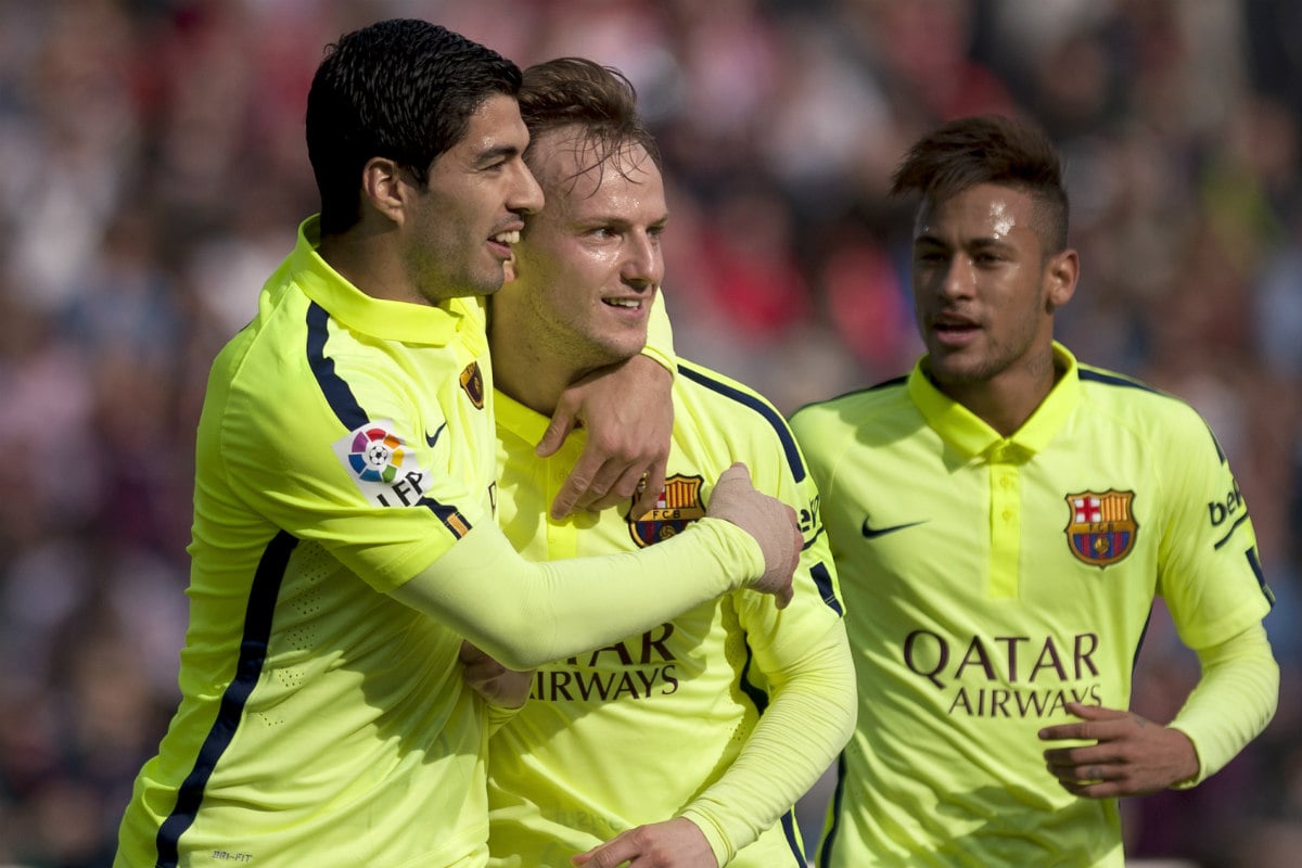 Luis Suárez, Rakitic y Neymar firmaron en su contrato que intentarían aprender catalán. El Barcelona aplica esta cláusula a cada fichaje. (AFP)