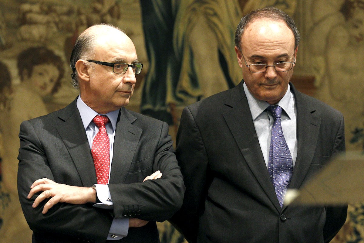 El ministro de Hacienda, junto al gobernador del Banco de España. (Foto: EFE)