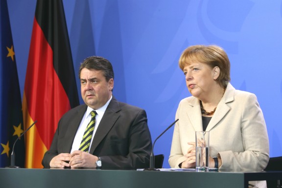 Angela Merkel junto al ministro de Economía alemán, 