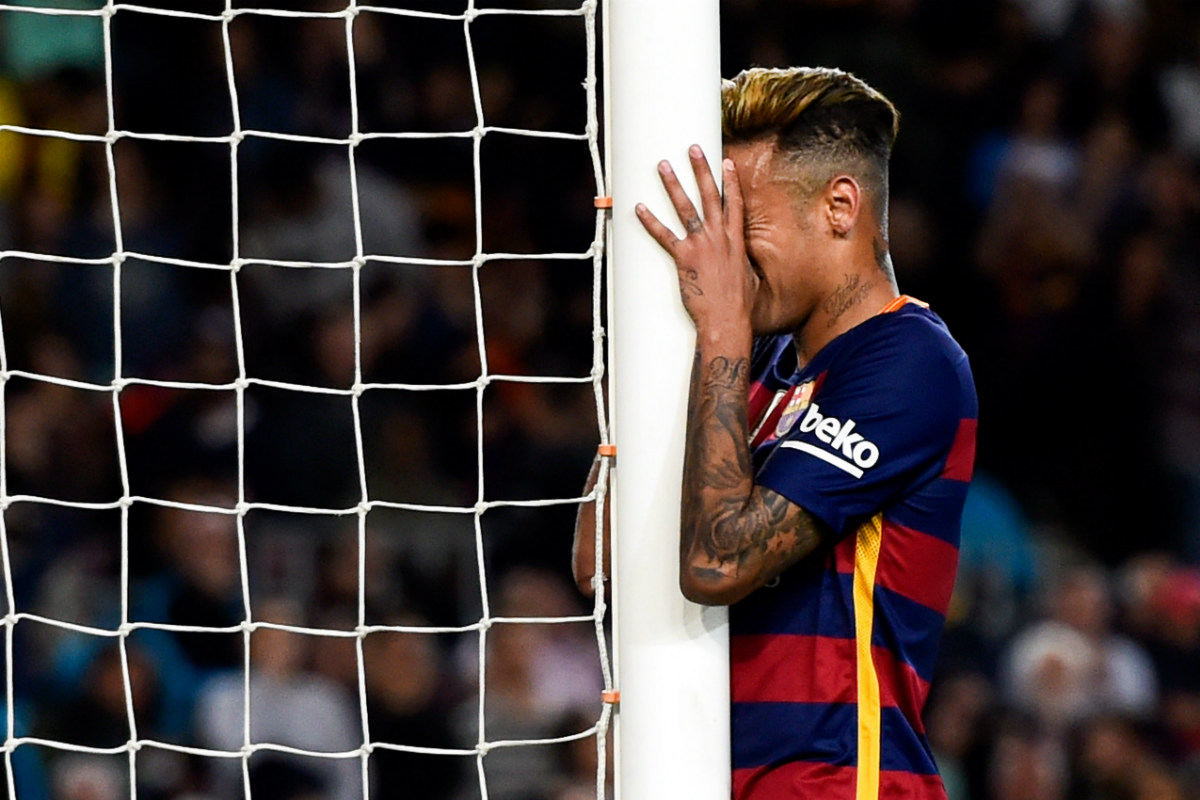 Neymar se lamenta contra el poste en el partido ante el Valencia. (Getty)