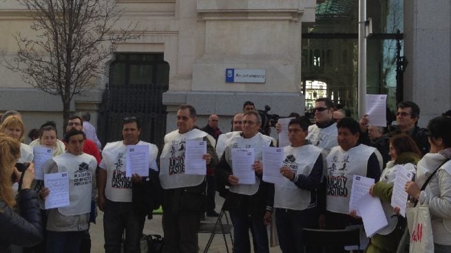 Los antidesahucios hartos de Manuela Carmena piden amparo al Defensor del Pueblo