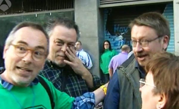 Xavier Domènech se suma a una cacerolada ante la sede del PP en Barcelona