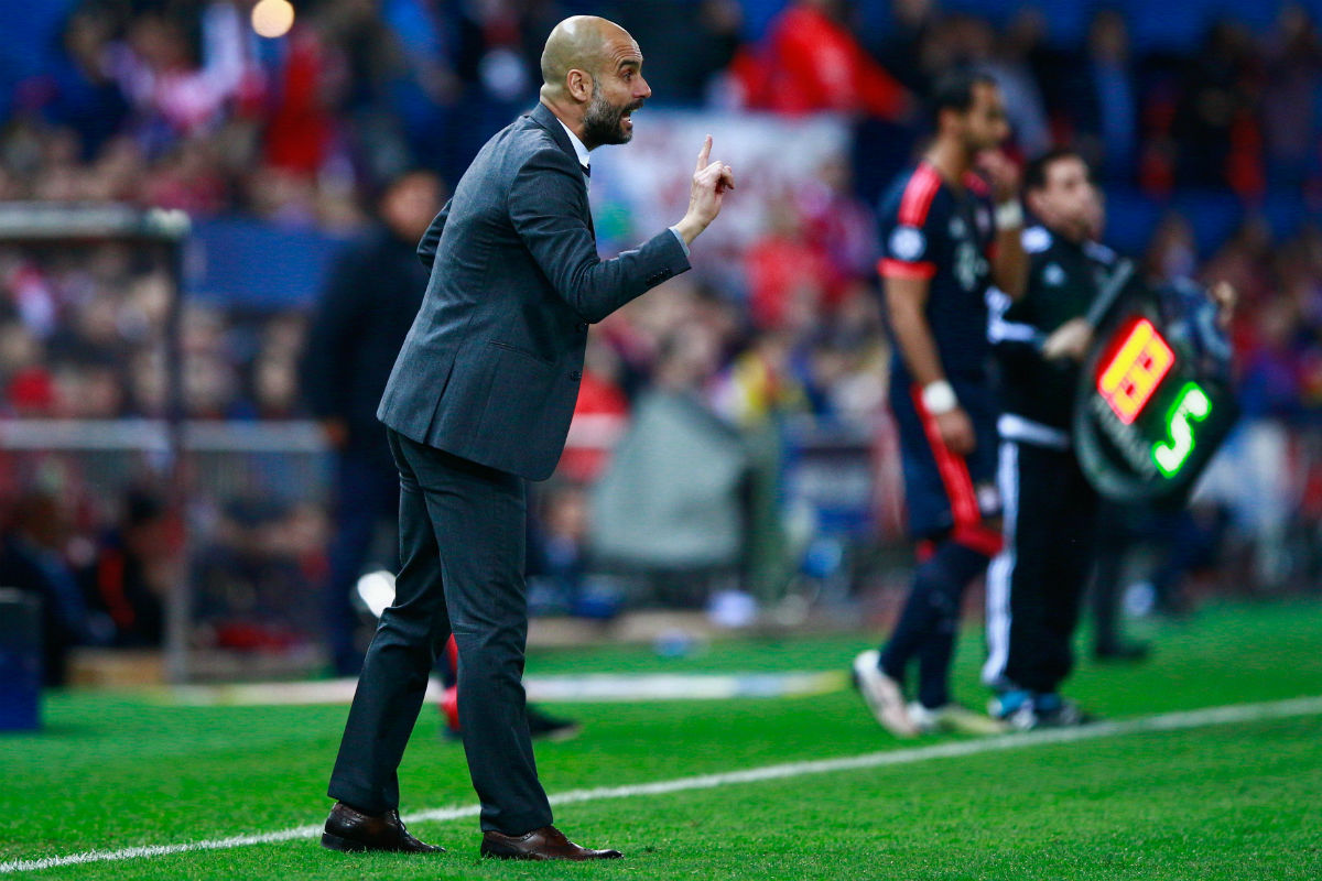 Pep Guardiola da órdenes desde la banda en el Calderón. (Getty)