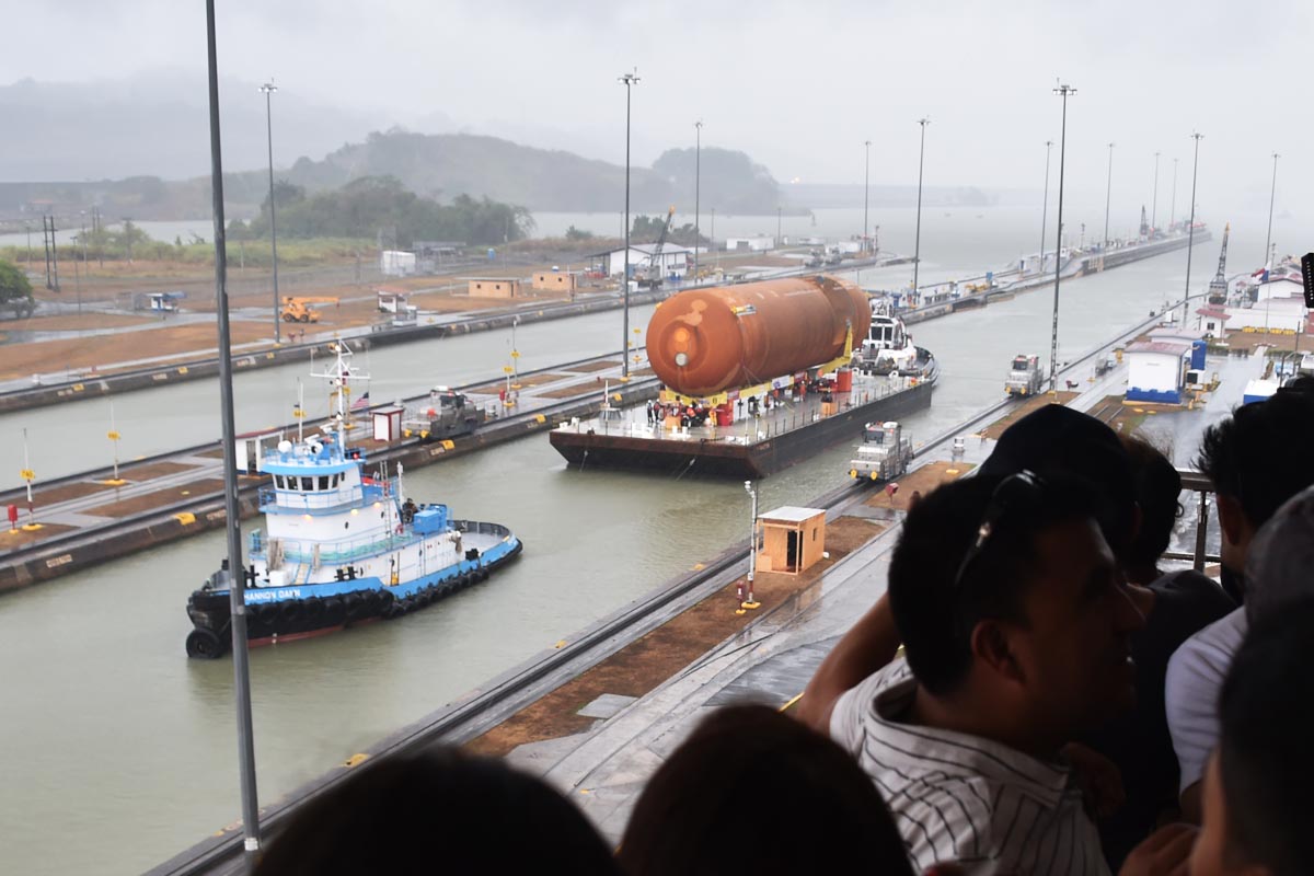Un barco transporta material de la NASA por el Canal de Panamá clásico (Foto: AFP)