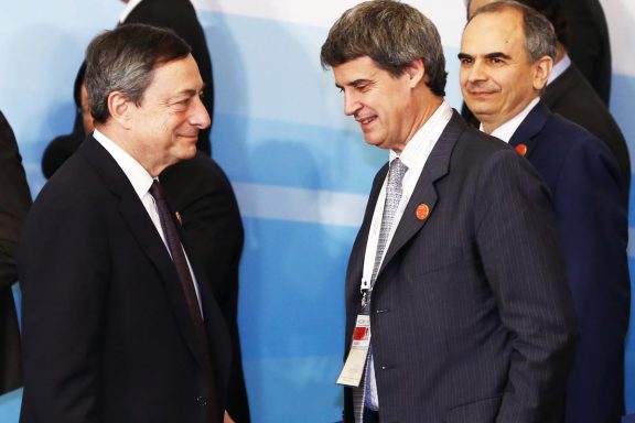 Alfonso Prat-Gay junto a Mario Draghi (Foto: Getty)