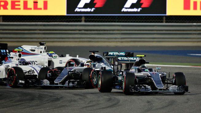 Rosberg por delante de un Hamilton que se toca con Bottas (Getty)