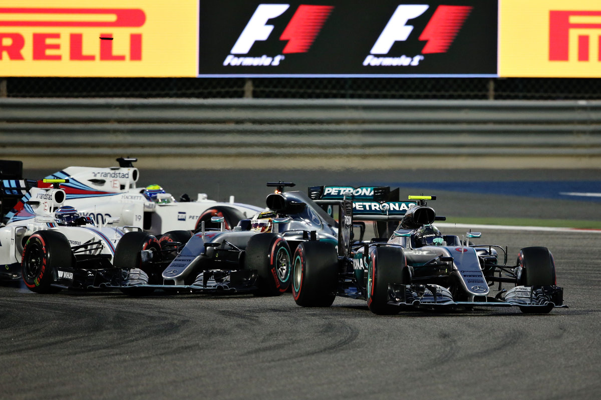 Rosberg por delante de un Hamilton que se toca con Bottas (Getty)