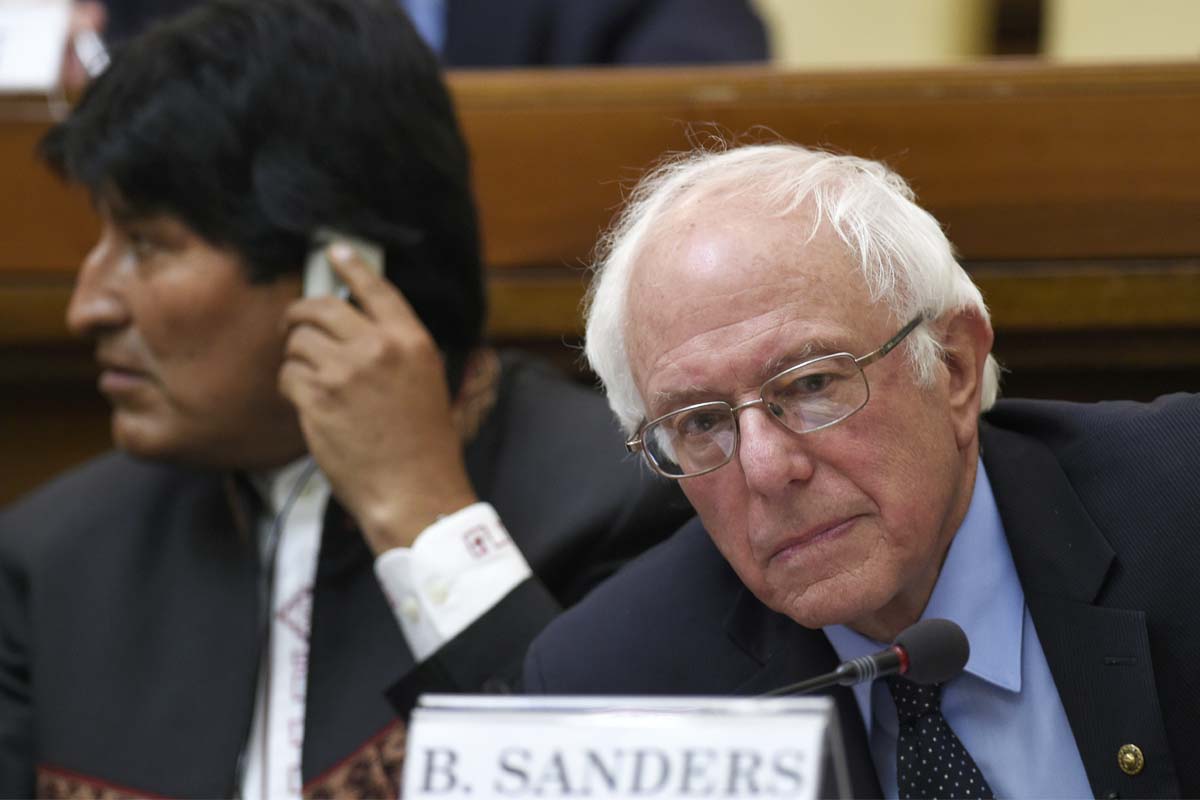 Bernie Sanders, junto a Evo Morales en el Vaticano (Foto: AFP)