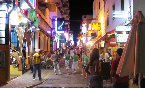Un municipio de Ibiza quiere prohibir beber agua en la calle
