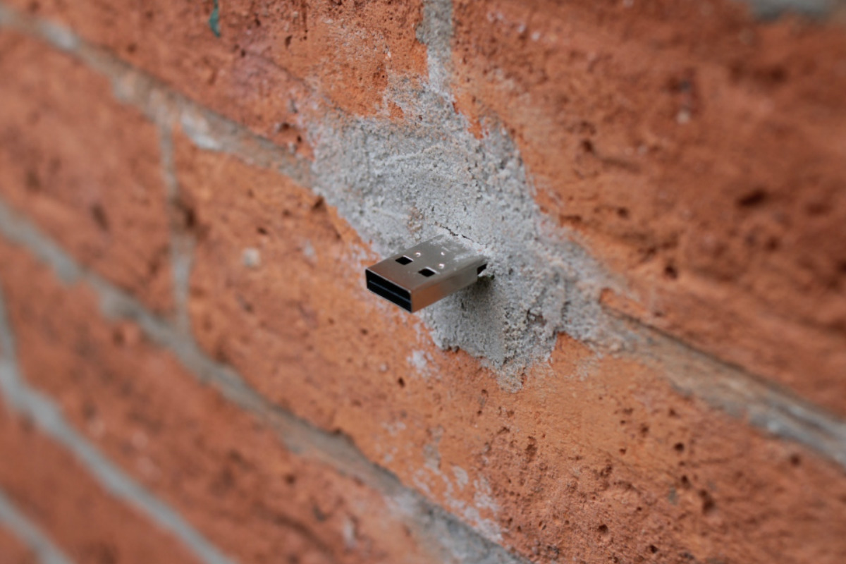 Una de las memorias USB instaladas en  una grieta de una calle de Nueva York. (Foto: deaddrop.com)