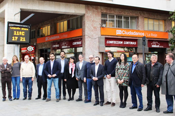 Ciudadanos La Rioja frente a su nueva sede (Foto: Twitter)