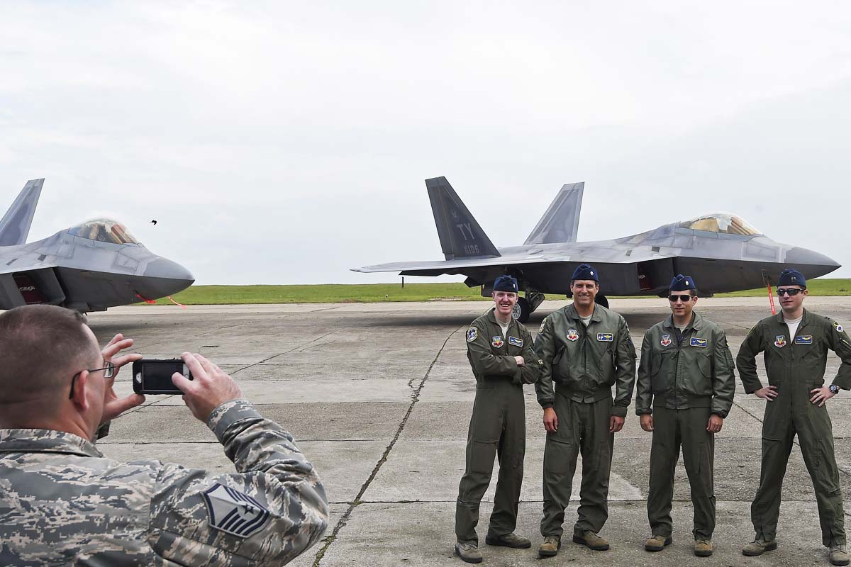Los pilotos de los F-22 que Estados Unidos tiene en Rumanía (Foto: Reuters)