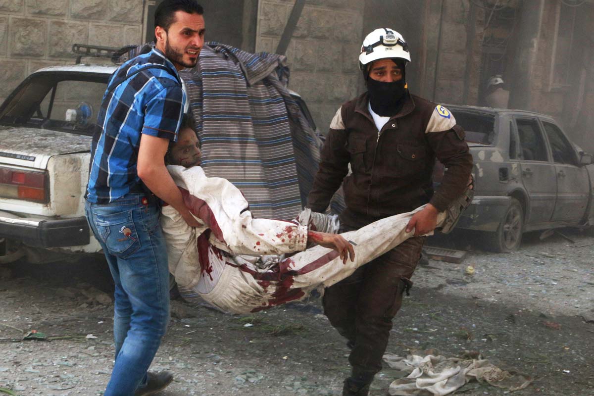 Miembros de la defensa civil de Alepo trasladan a un hombre herido en el ataque (Foto: Reuters)