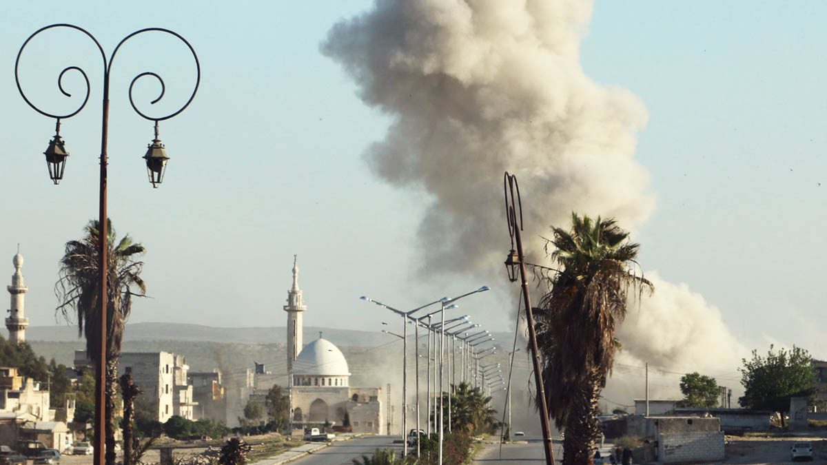 Humo tras una explosión en la ciudad siria de Alepo (Foto: Reuters)