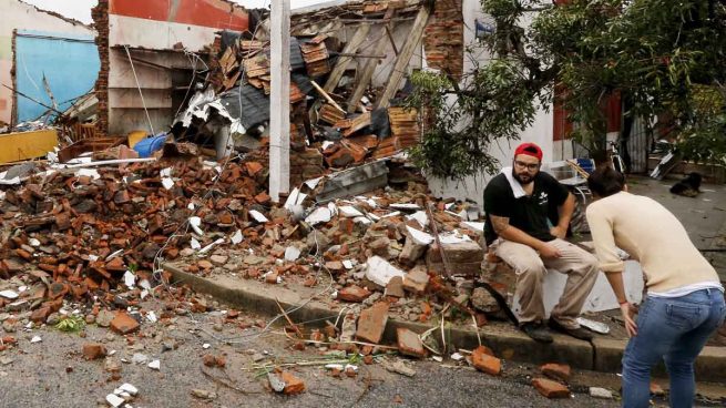 Ocho muertos y 8.000 evacuados por el devastador tornado que azota Uruguay
