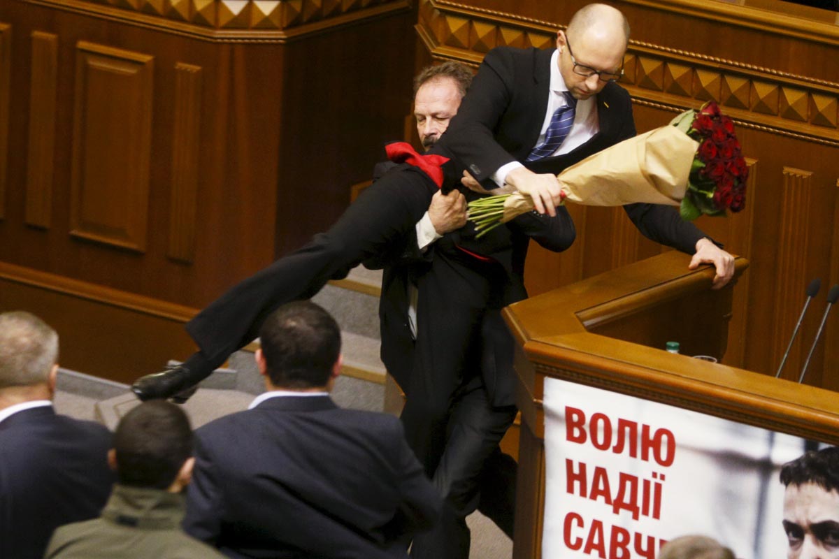 Yatseniuk, durante un altercado en la Rada ucraniana (Foto: Getty)