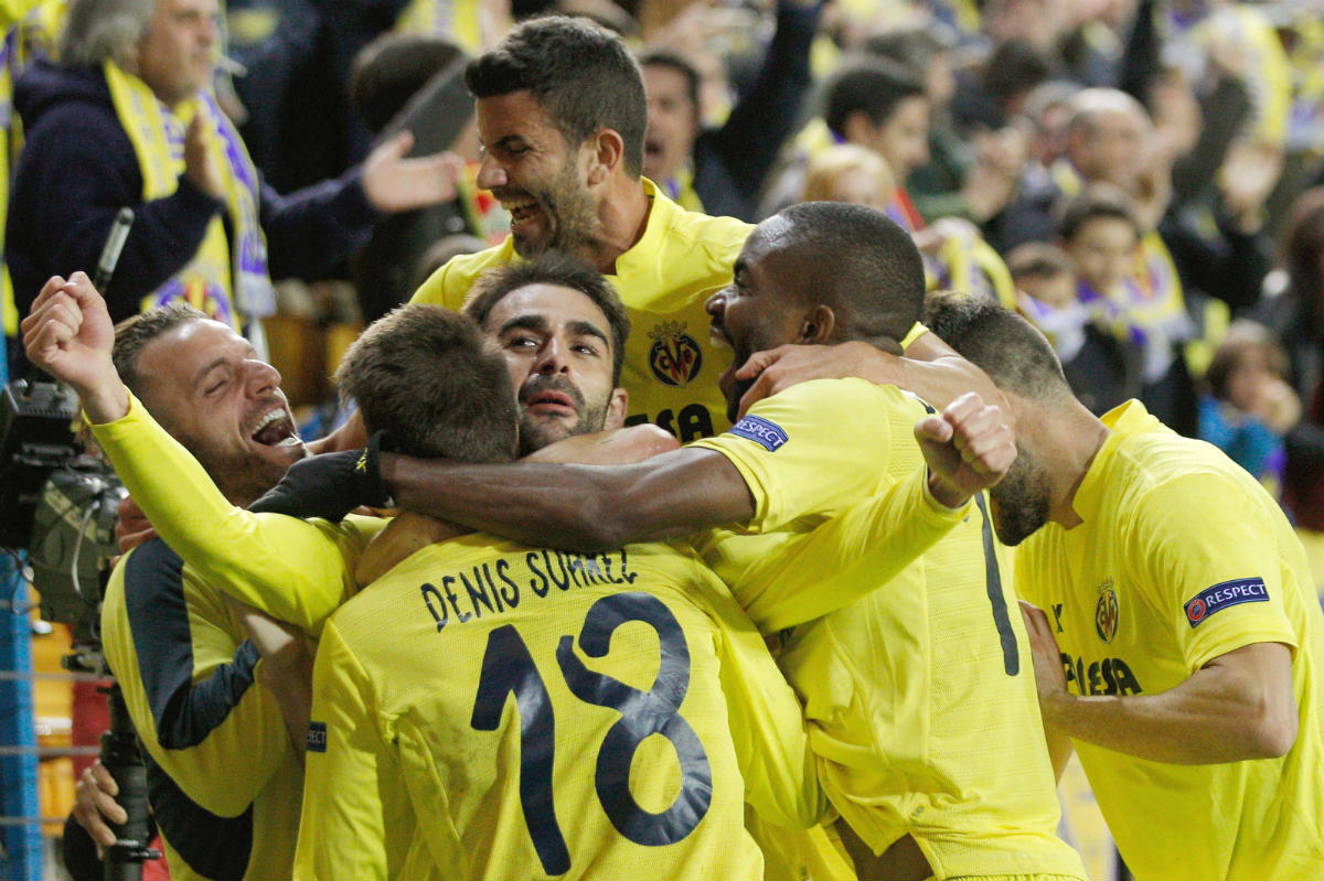 Los jugadores del Villarreal celebran el gol de Adrián. (EFE)