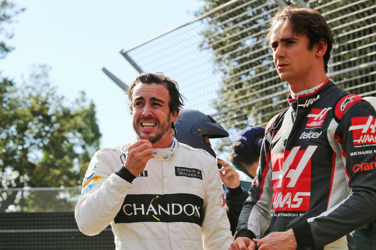 Fernando Alonso dialoga con Esteban Gutiérrez, ex probador de Ferrari y ahora piloto en Haas.