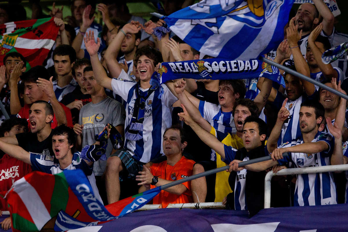 Aficionados de la Real Sociedad en un partido en Anoeta. (Getty)