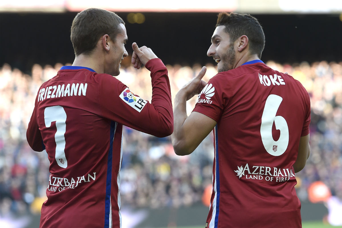 Griezmann y Koke celebran un gol del Atlético. (AFP)