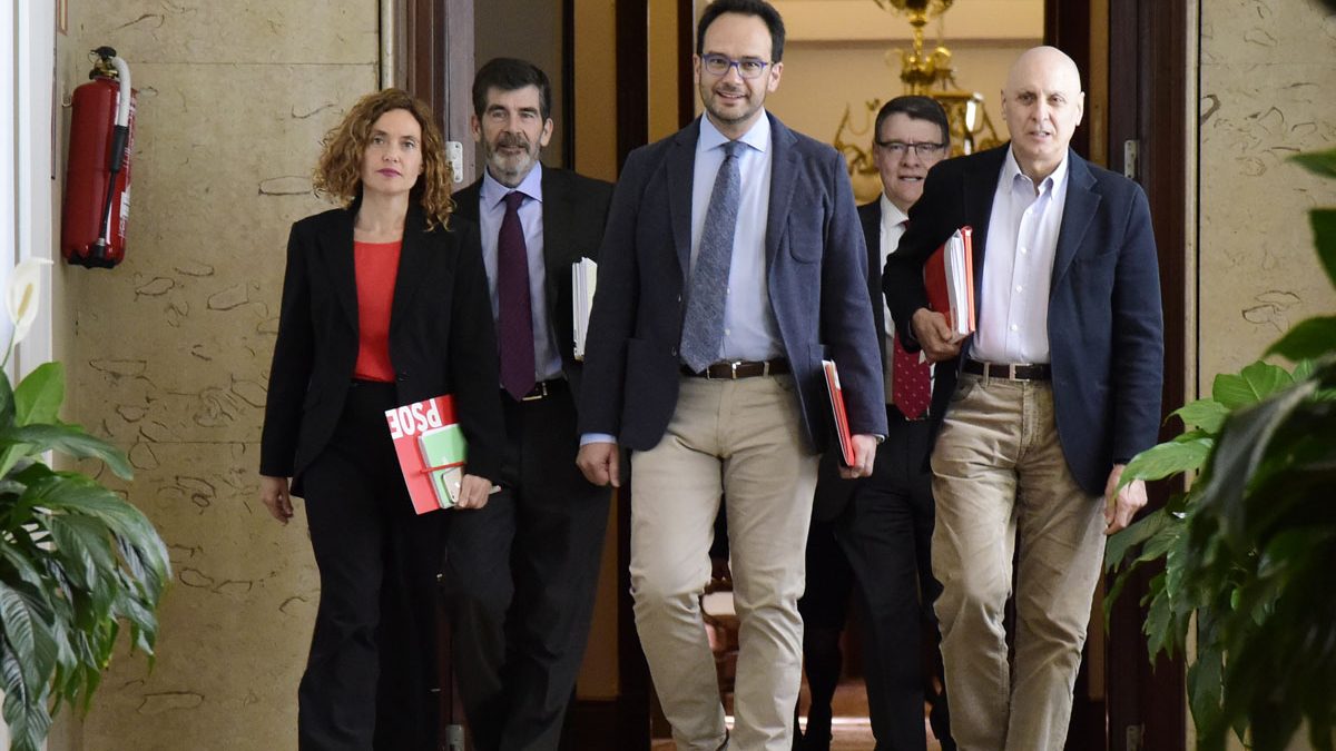 Antonio Hernando, Meritxell Batet, José Enrique Serrano, Jordi Sevilla y Rodolfo Ares. (Foto: AFP)