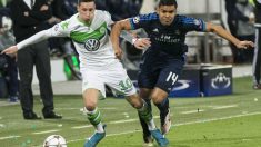 Casemiro disputa un balón con Draxler. (Getty)