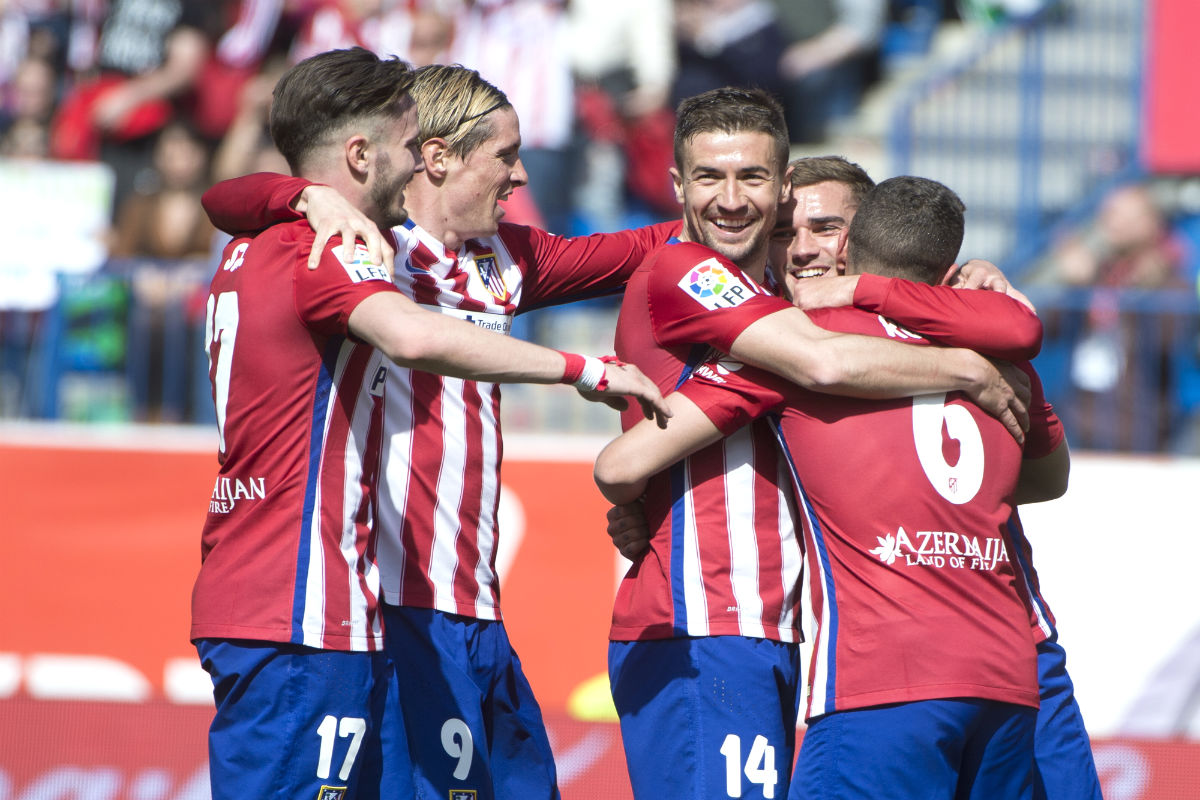 Los jugadores del Atlético celebran el primer gol de Griezmann en el partido. (AFP)