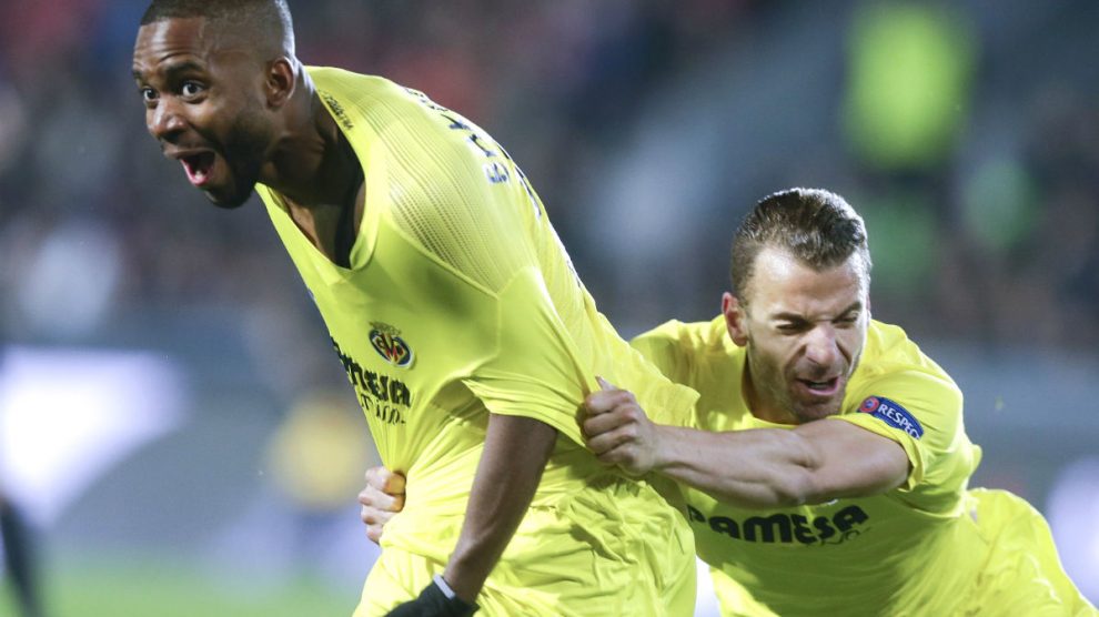 Bakambu y Soldado celebran un gol del Villarreal. (Reuters)