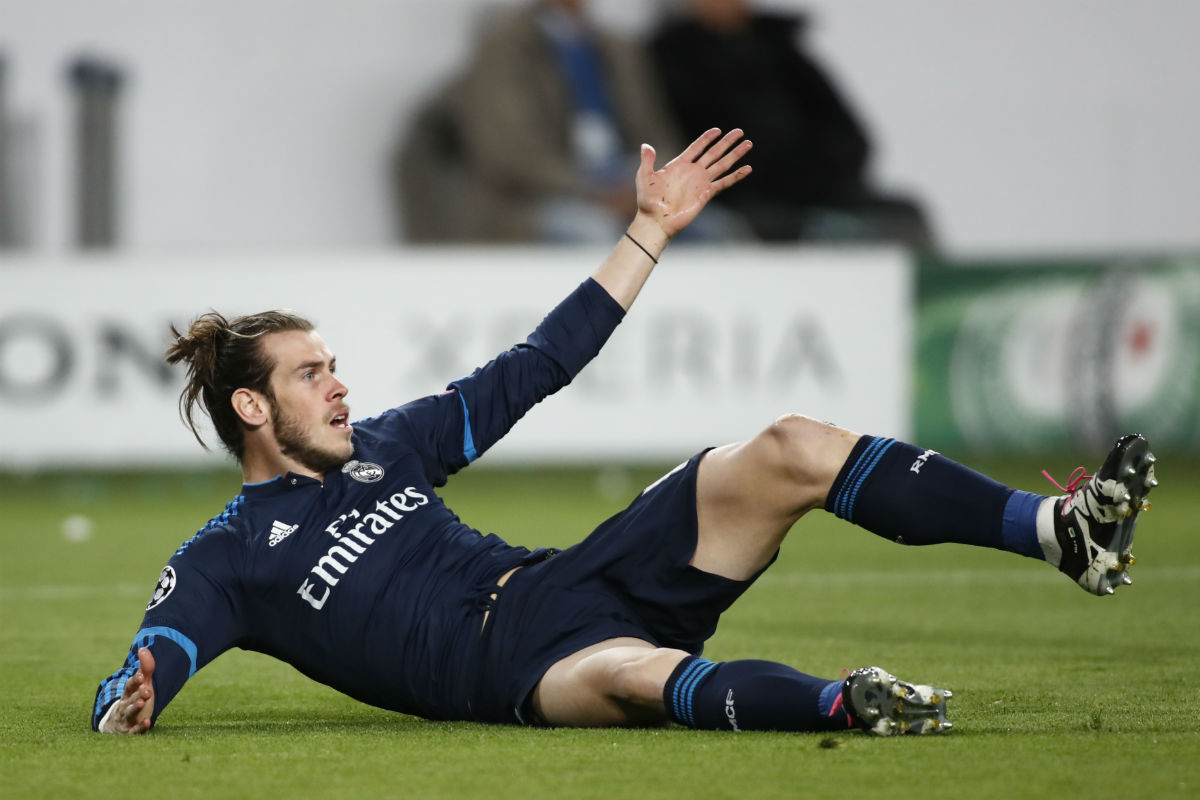 Bale protestó un penalti no pitado. (AFP)