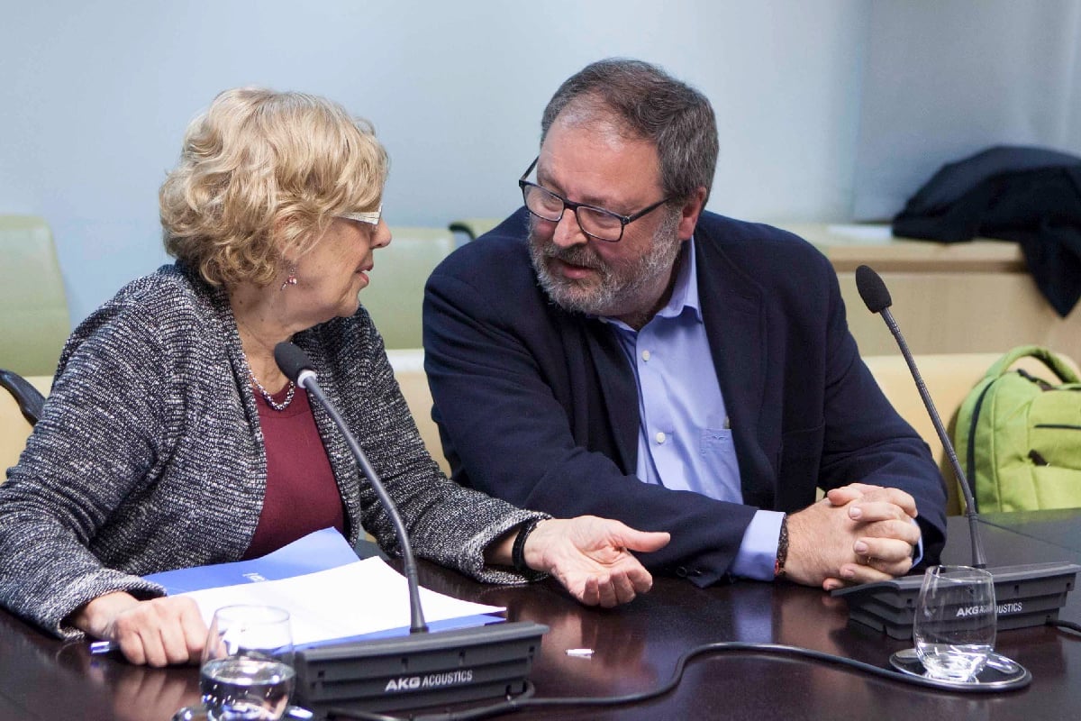 La alcaldesa Carmena con el concejal Javier Barbero. (Foto: Madrid)