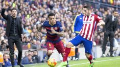 Alves y Koke disputan un balón en el Camp Nou. (Getty)