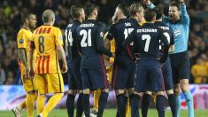 Felix Brych manda que se retiren a los jugadores del Atlético. (AFP)