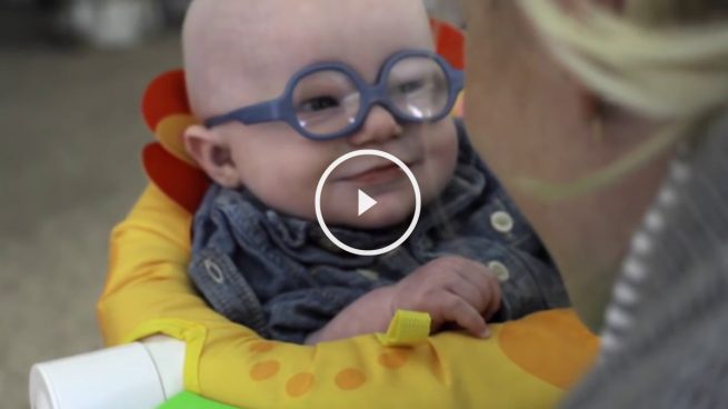 La sonrisa de un bebé al ver por primera vez a su madre