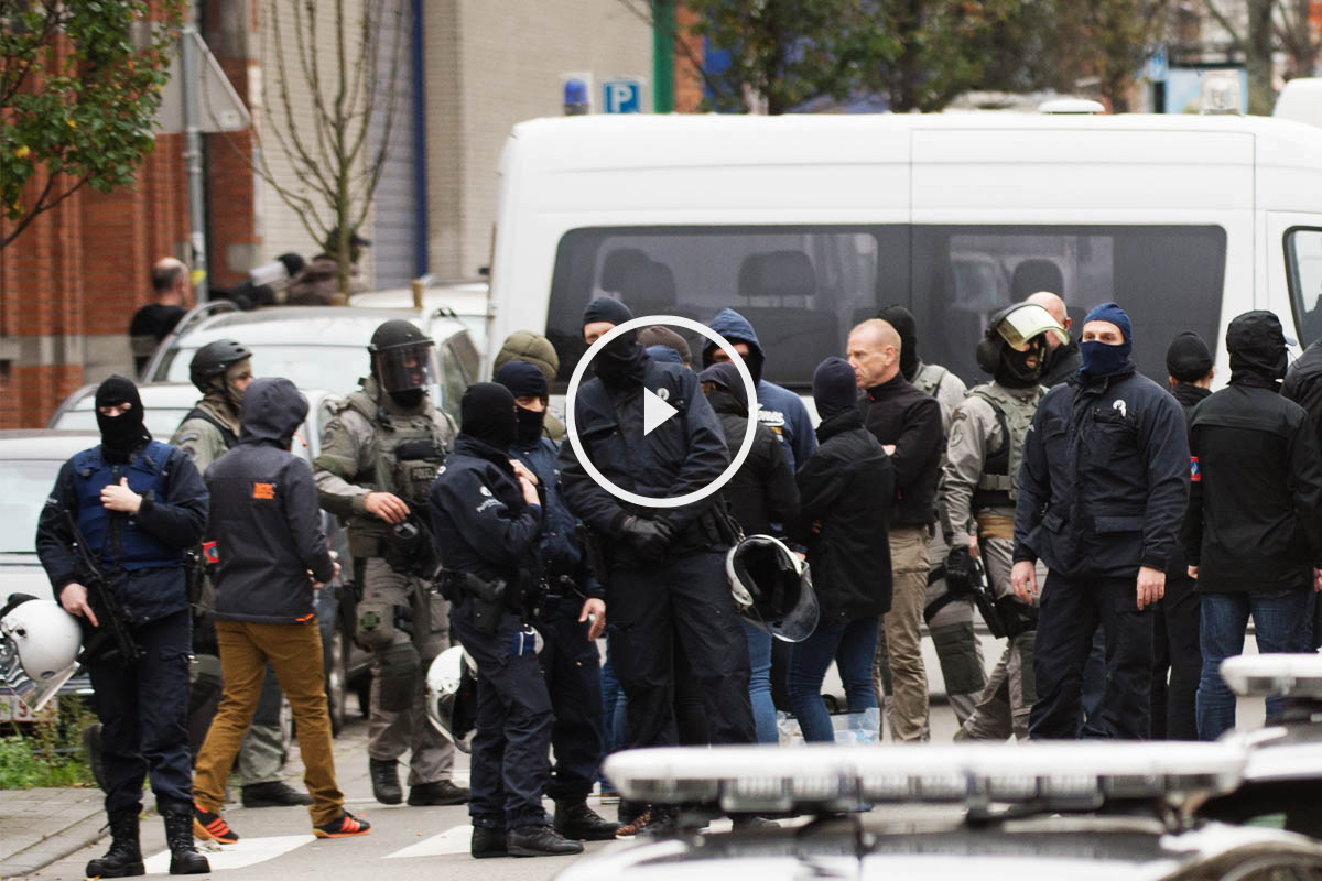 Agentes de la policía belga durante un registro en el barrio de Molenbeek, en Bruselas. (Foto: AFP)