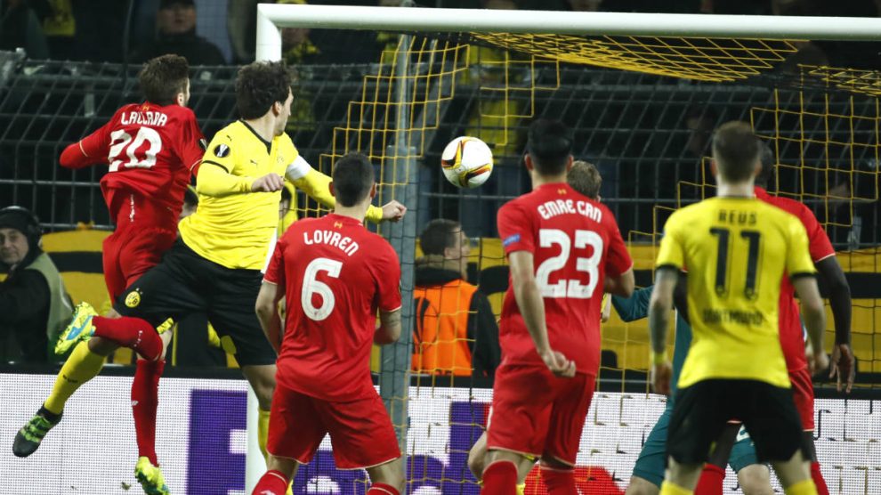 Hummels marca el gol del Borussia Dortmund. (AFP)