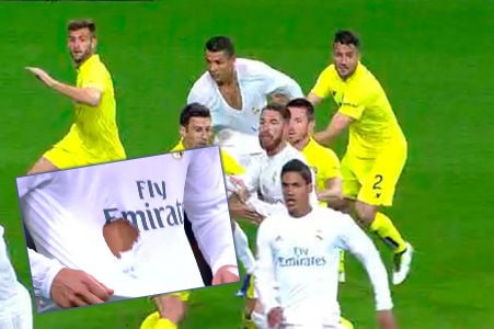 A Cristiano le rompieron la camiseta.