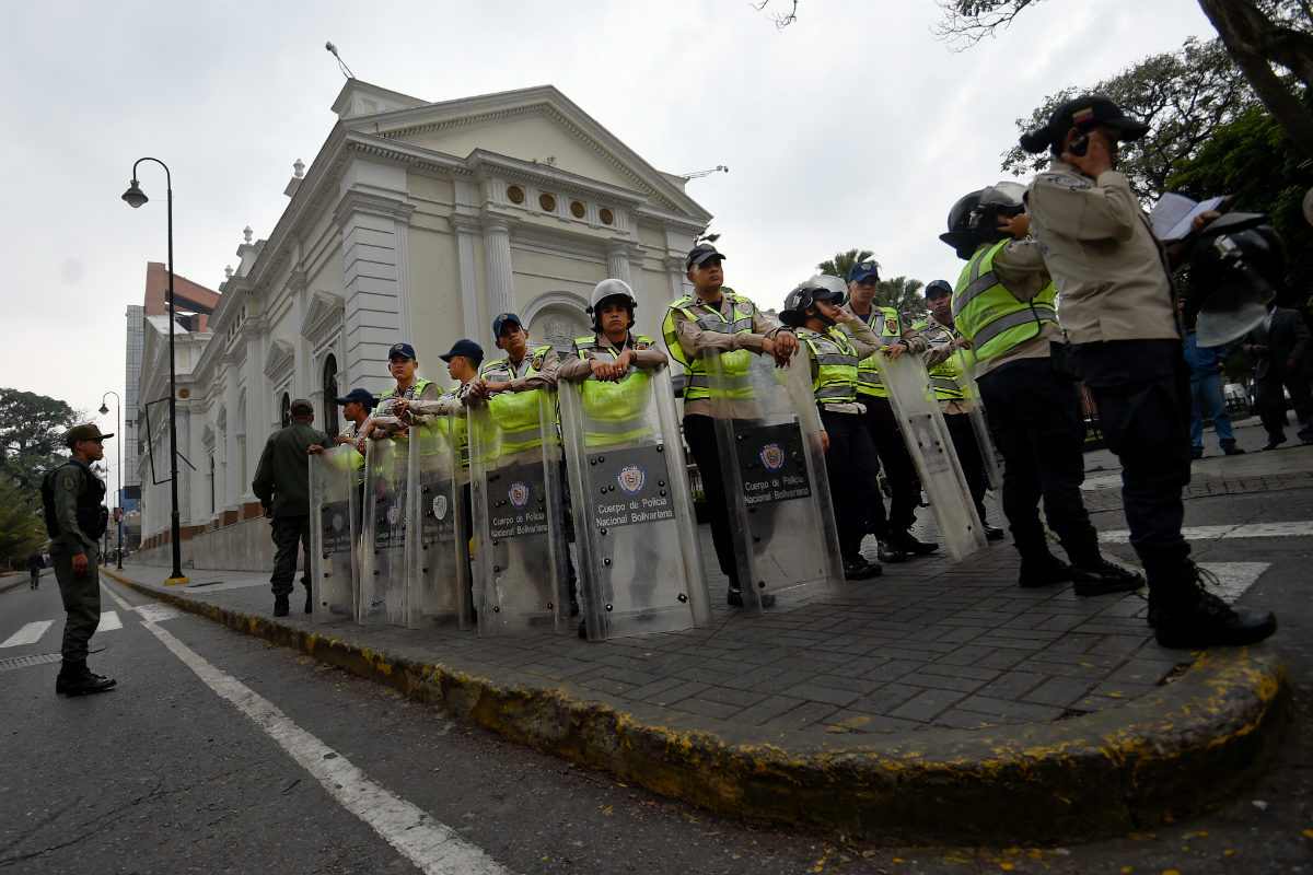 La Policía federal venezolana rodea la Asamblea Nacional en Caracas. (AFP)