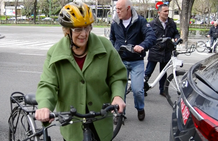 La alcaldesa se suma a la larga lista de políticos ciclistas. (Foto: OKDIARIO)