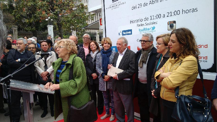 Carmena, Aguirre y Causapié, entre otros, en la Feria del Libro Antiguo. (Foto: OKDIARIO)