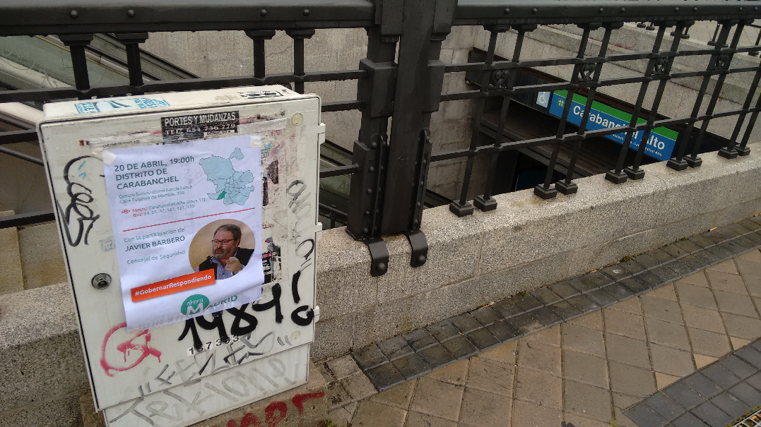 Un cartel de Ahora Madrid en un lugar no destinado a ello a la salida del Metro. (Foto: OKDIARIO)