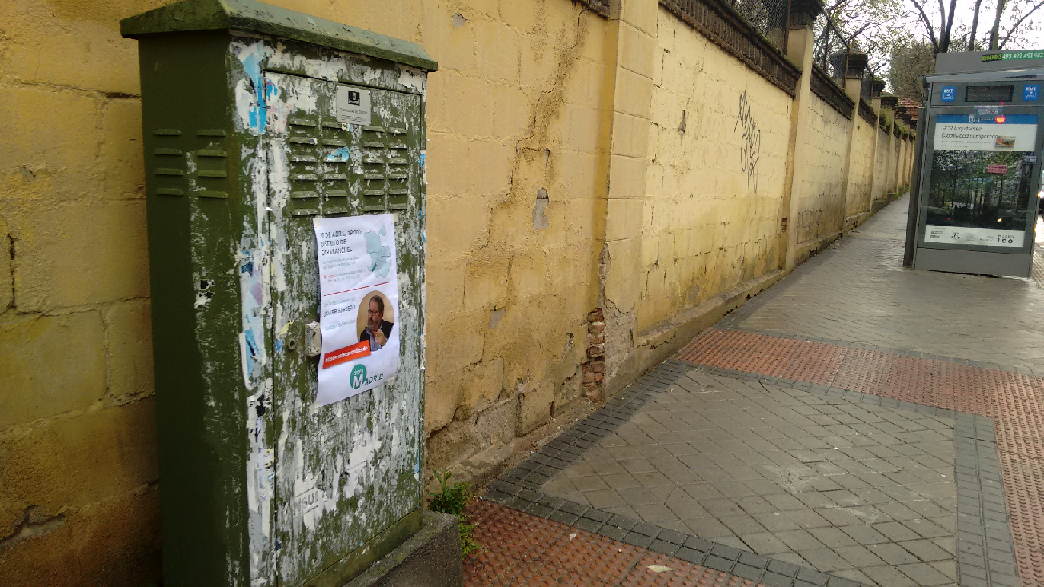 En lugares donde evidentemente la limpieza municipal ha retirado carteles ilegales, Ahora Madrid coloca más. (Foto: OKDIARIO)