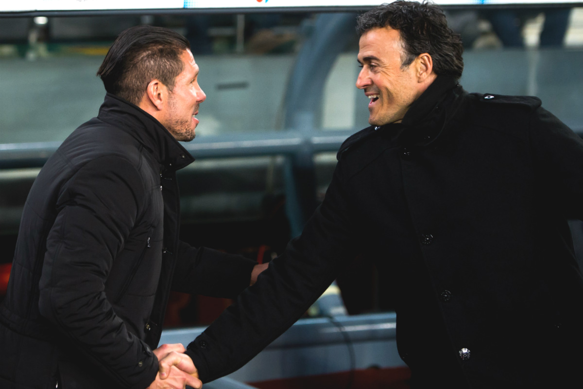 Simeone saluda a Luis Enrique antes de un Barça-Atlético. (AFP)