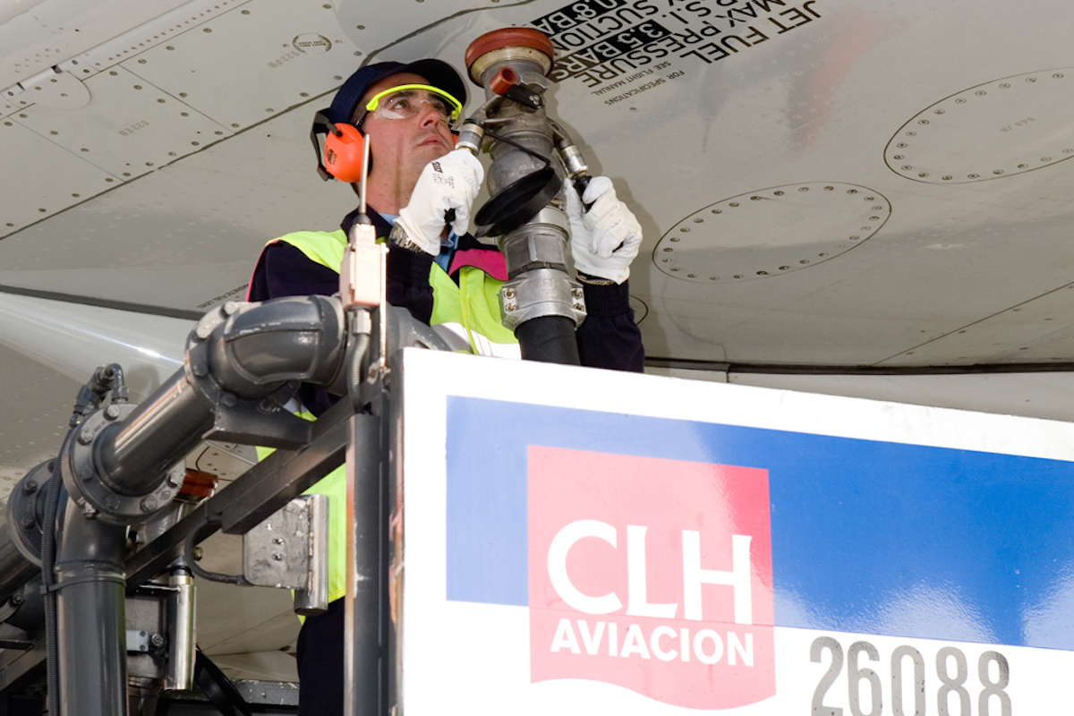 Operario de CLH repostando combustible en un avión (Foto: CLH).