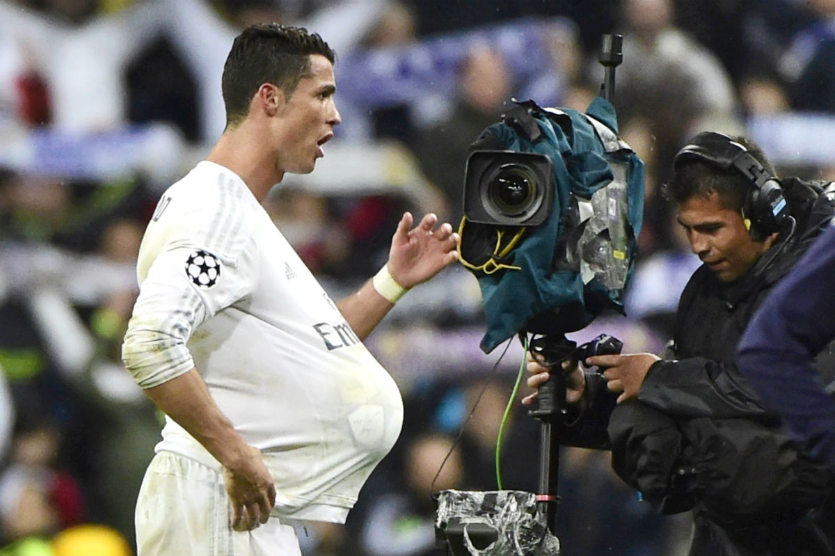 Cristiano se lleva el balón con el que marcó tres goles ante el Wolfsburgo. (Reuters)