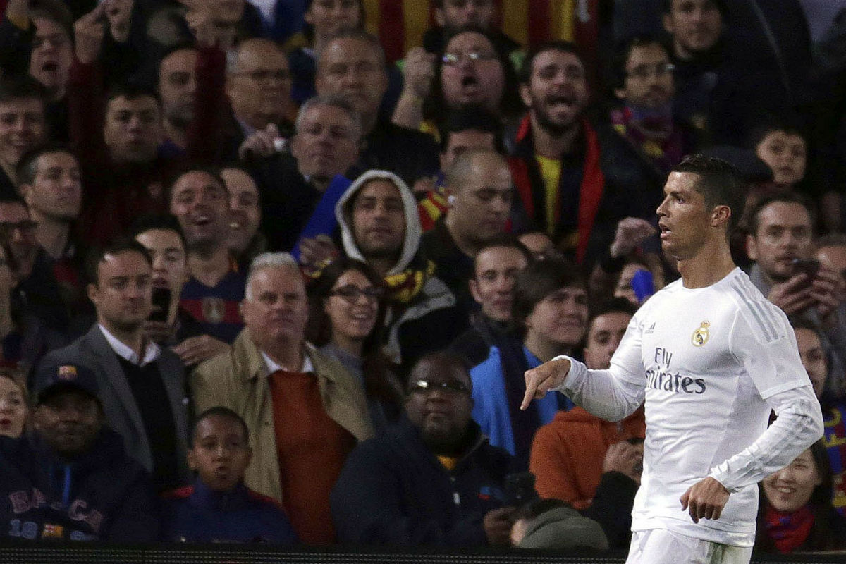 Cristiano Ronaldo celebra su gol frente al Barcelona, en el Camp Nou. (EFE)