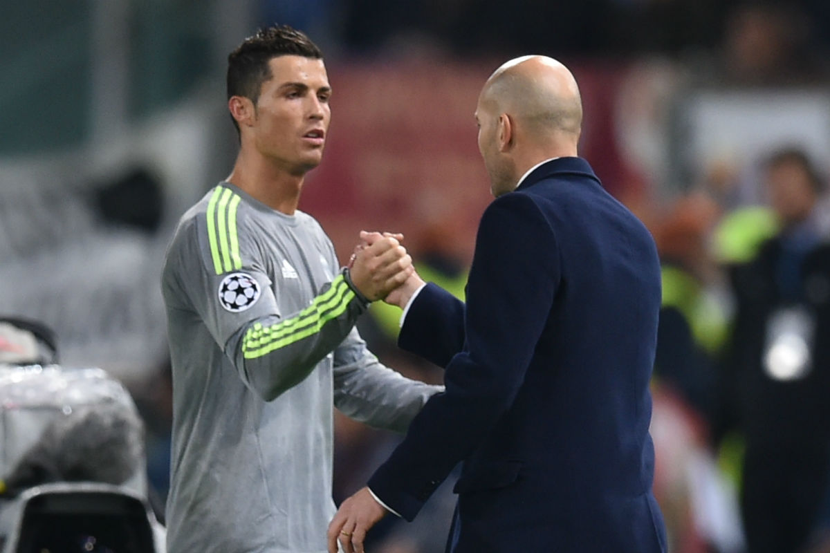 Cristiano y Zidane se saludan en un partido de Champions. (AFP))