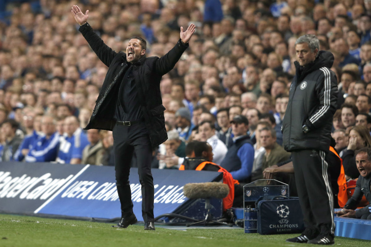 Simeone protesta al árbitro en Stamford Bridge. (AFP)