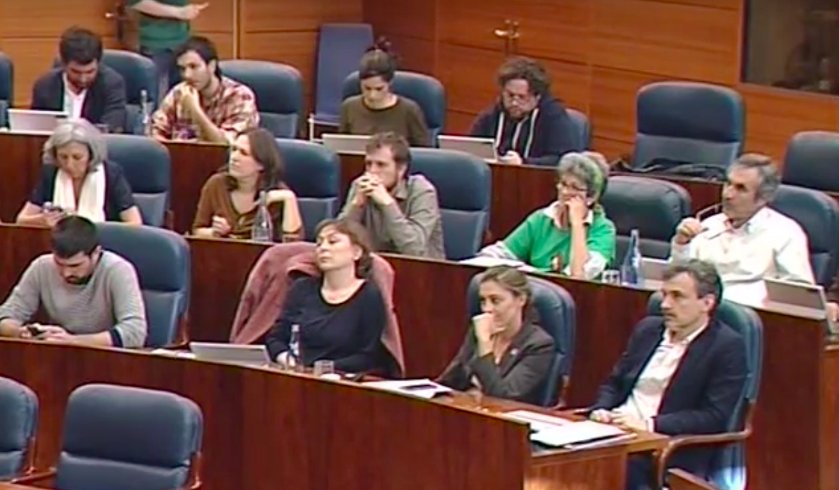 Los diputados de Podemos mientras hablaba Carballedo. (Foto: Asamblea)