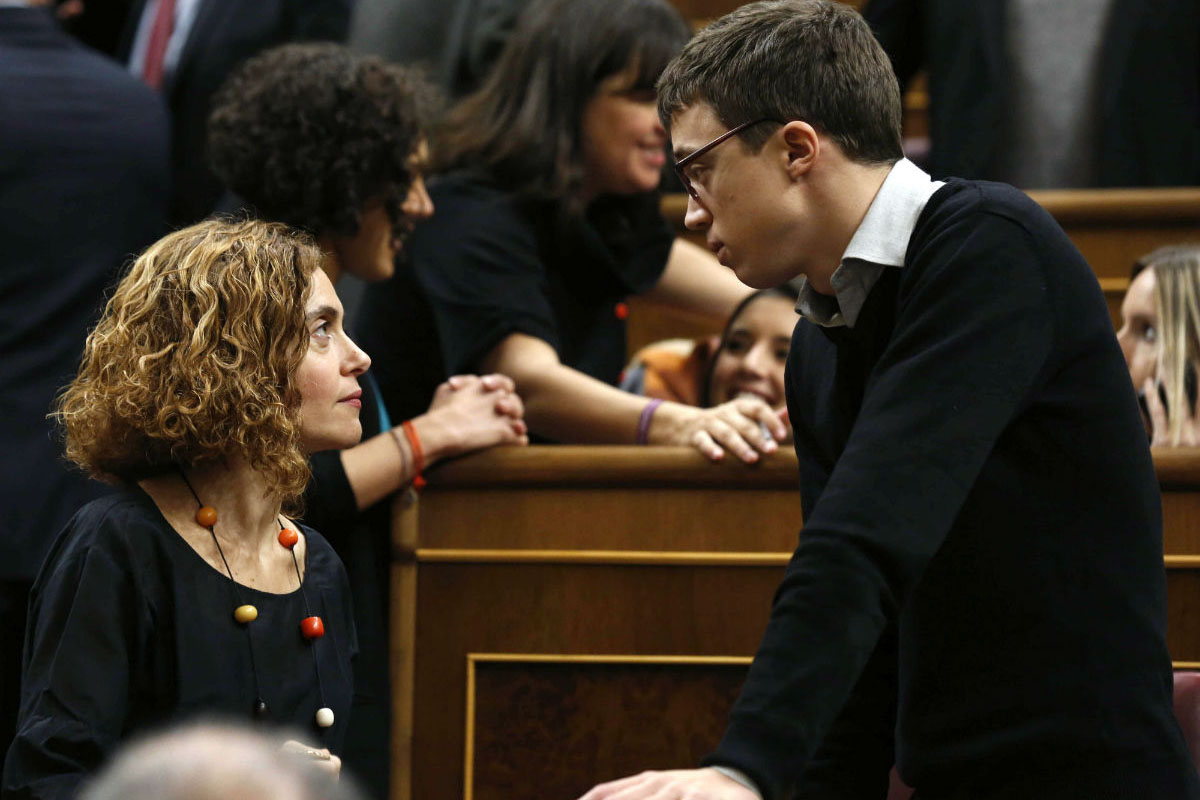 Los diputados Meritxell Batet (PSOE) e Iñigo Errejón (Podemos) conversan en el hemiciclo del Congreso. (Foto: EFE)