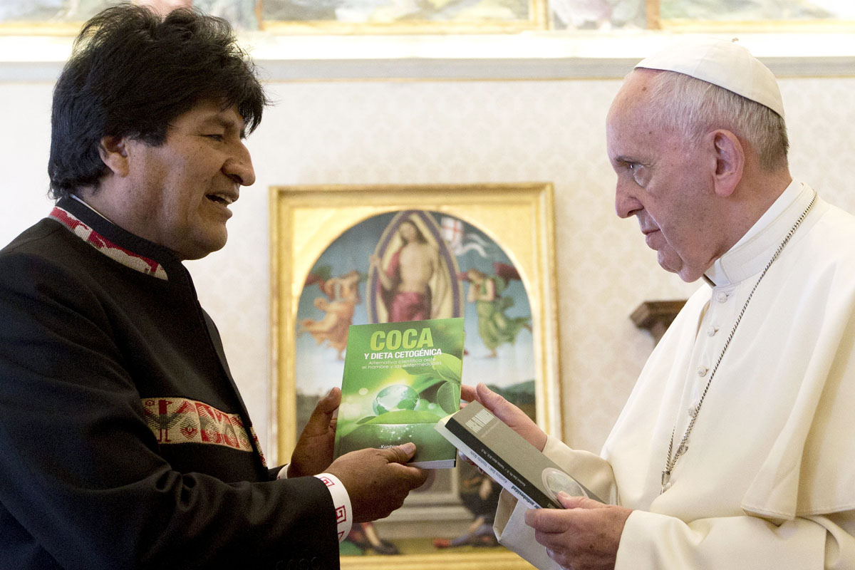 Evo Morales regala a Francisco tres tomos sobre la coca. (Foto: Reuters)